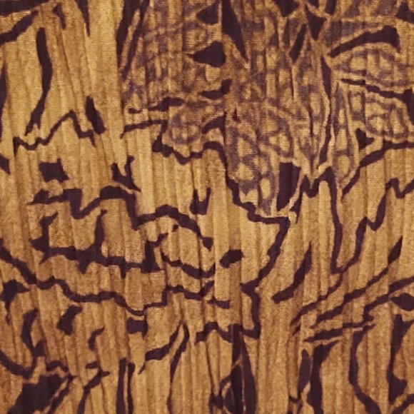 Black Gold Plus Size Blouson Crinkle Pleat Dress with Smock Detail at the Hips - Picture 6 of 6